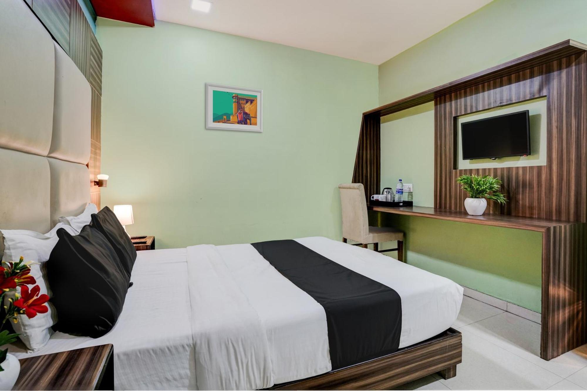 Oyo Hotel Blue Sapphire Residency Near Chhatrapati Shivaji International Airport Bombaim Exterior foto